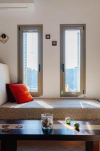阿约斯尼奇塔斯Villa Dioni的客房设有2扇窗户和1张带桌子的床。