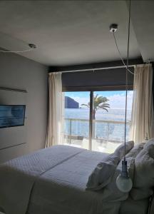 大塔拉哈尔Fuerteventura in Loft的一间卧室设有一张床,享有海景