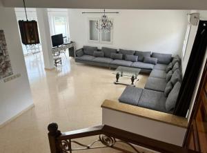 杰迪代Villa avec piscine privée的客厅配有沙发和桌子