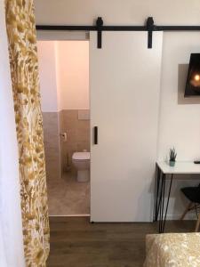 安科纳A casa di Serena的一间带卫生间和推拉门的浴室