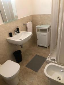 安科纳A casa di Serena的浴室配有白色卫生间和盥洗盆。