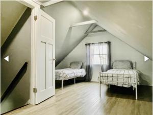 比奇港Patel的阁楼间 - 带两张床和窗户