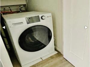 比奇港Patel的洗衣机上配有白色微波炉