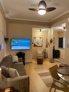 里约热内卢BeM Ipanema的带沙发和平面电视的客厅