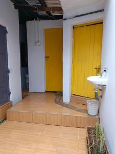 SaganaWrech House Sagana -1989的浴室设有黄色门和水槽
