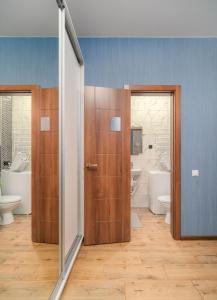 哈尔科夫Блакитна студия, Південний вокзал 5 хвилин的浴室设有2扇门、2个水槽和卫生间