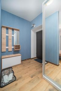 哈尔科夫Блакитна студия, Південний вокзал 5 хвилин的一间设有镜子和蓝色墙壁的客房