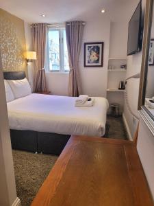 布莱顿霍夫大西洋海滨酒店的一间酒店客房,设有两张床和电视