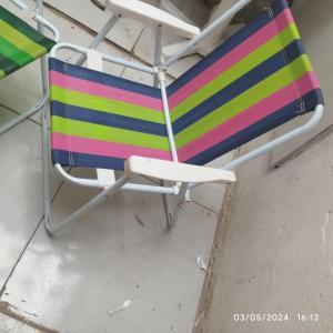 北茹阿泽鲁Hostel parque ecológico的坐在地面上的五颜六色的条纹椅子