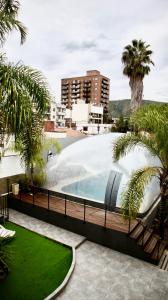 维拉卡洛斯帕兹Posada del Angel- By HVH的大楼一侧的大型游泳池