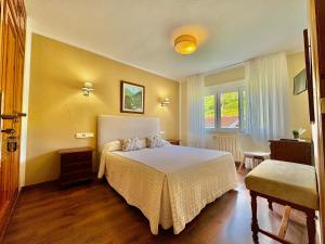 阿里纳斯·德·卡伯瑞勒斯Hotel La Rivera的酒店客房设有床和窗户。