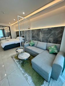 阿克拉Deluxe Studio Apartments at Kass Towers Accra - Upper Floor By VP Properties的客厅配有沙发和1张床