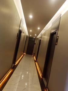 ErdemliBasar hotel的建筑里带电梯的走廊,灯火通明