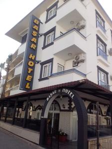ErdemliBasar hotel的前面有酒店标志的建筑
