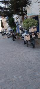 沃利迪耶Kasba的停在砖街上的一排摩托车