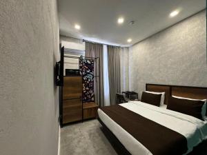 巴库Liberta Hotel Baku的一间卧室,卧室内配有一张大床