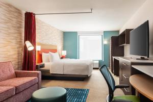 西艾利斯Home2 Suites By Hilton Milwaukee West的酒店客房,配有床和沙发