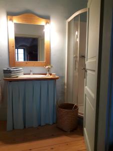 阿泽尔Chez Cathy的一间带水槽和镜子的浴室