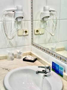 阿里纳斯·德·卡伯瑞勒斯Hotel La Rivera的一间带水槽和镜子的浴室