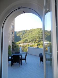 阿梅利亚Il Pescemagra HostelAmeglia的设有一个配有桌椅并享有美景的阳台。