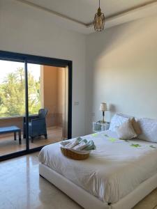 马拉喀什New villa in Marrakech palmeraie的一间卧室设有一张大床,享有庭院的景色