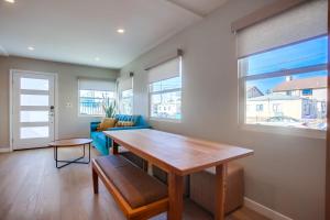 圣地亚哥Ocean Beach Retreat, 3BR Newly Remodeled, Steps to Beach and Boardwalk的客厅配有木桌和蓝色沙发