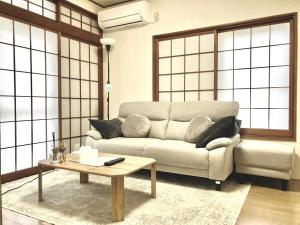 东京KIBA HOUSE的带沙发和咖啡桌的客厅