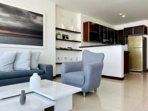 卡塔赫纳Wonderful 2BR with impressive view的客厅配有沙发和桌子