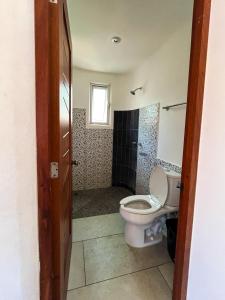 马祖特Posada Aketzalli Mazunte的一间带卫生间和淋浴的浴室