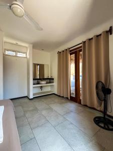 马祖特Posada Aketzalli Mazunte的客房设有一张床和风扇。