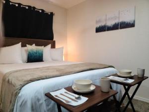 瓦莱070B Cozy Studio with Kitchen nr South Rim Sleeps 4的酒店客房 - 带2张桌子和1张床
