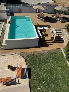 阿斯格罗Home21的享有游泳池和庭院的顶部景致