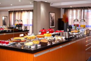 尤西德福拉Nobile Hotel Juiz de Fora的包含多种不同食物的自助餐