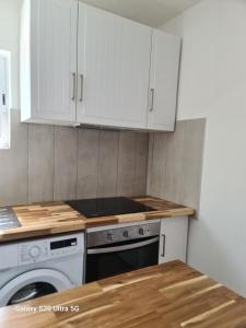 Lajes das FloresAP Luso Brasileiro的厨房配有白色橱柜和洗碗机。
