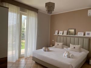 陶尔米纳Taormina Rooms Panoramic Apartments的一间卧室,床上放着两只动物