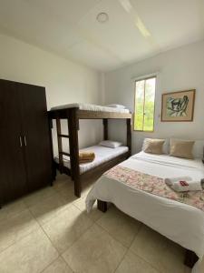 萨兰托Mahalo Hostel的一间卧室设有两张双层床和一扇窗户。