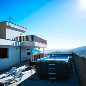 拉科鲁尼亚Razo , Costa da Morte的房屋一侧的游泳池