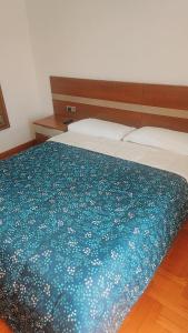 潘普洛纳Habitación Renfe的一间卧室配有一张带蓝色毯子的床
