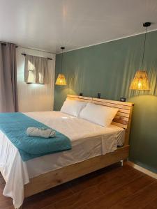 埃尔蒙特Esencia Nativa的一间卧室配有一张带两个灯的大床