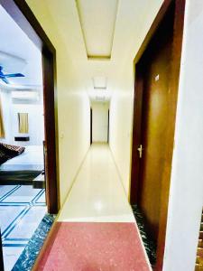马图拉Hotel City Star Family Stay的走廊,带走廊长度的长度