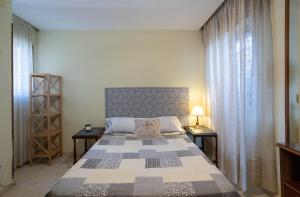 贝纳尔马德纳Habitación doble con baño compartido en Benalmadena的一间卧室配有一张带2个床头柜的大床