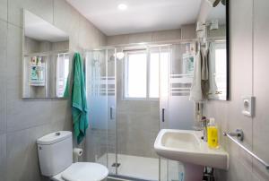 贝纳尔马德纳Habitación doble con baño compartido en Benalmadena的带淋浴、卫生间和盥洗盆的浴室