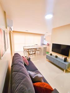 戈亚尼亚Apartamento 3 quartos - Setor Coimbra的带沙发和平面电视的客厅