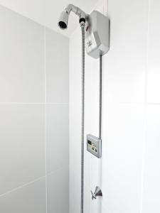 戈亚尼亚Apartamento 3 quartos - Setor Coimbra的浴室内配有淋浴和头顶淋浴