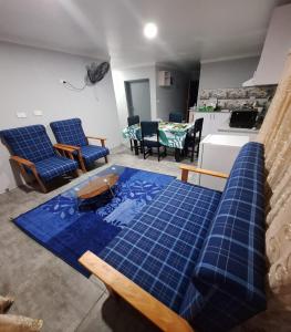 苏瓦Mount Olivet House的客厅配有蓝色的沙发和椅子