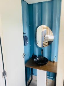 圣罗克Vila Eco Mobili的蓝色的浴室设有黑色水槽和镜子