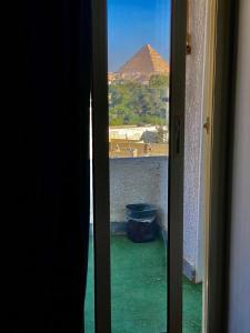 开罗Three pyramids view INN的享有金字塔景致的开放式门