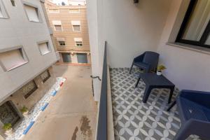 纳祖尔Résidences & Suites Nador的阳台配有桌椅,享有风景。