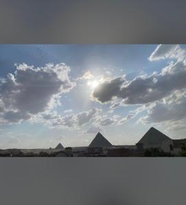 开罗4 Pyramids inn的阴天下吉萨金字塔的景色