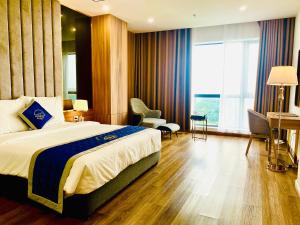 Anh SơnKHÁCH SẠN KIM NHAN的配有一张床和一张书桌的酒店客房